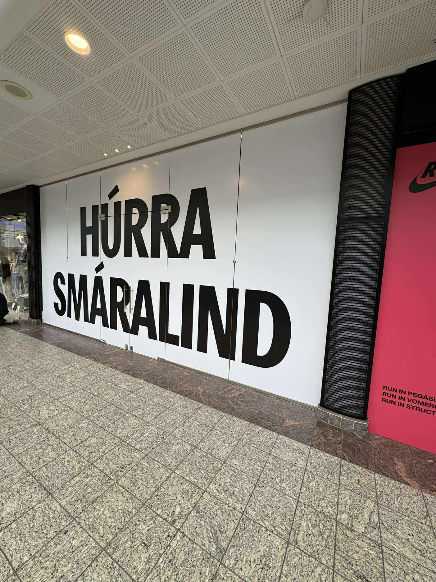 Veggprentun — Húrra Smáralind