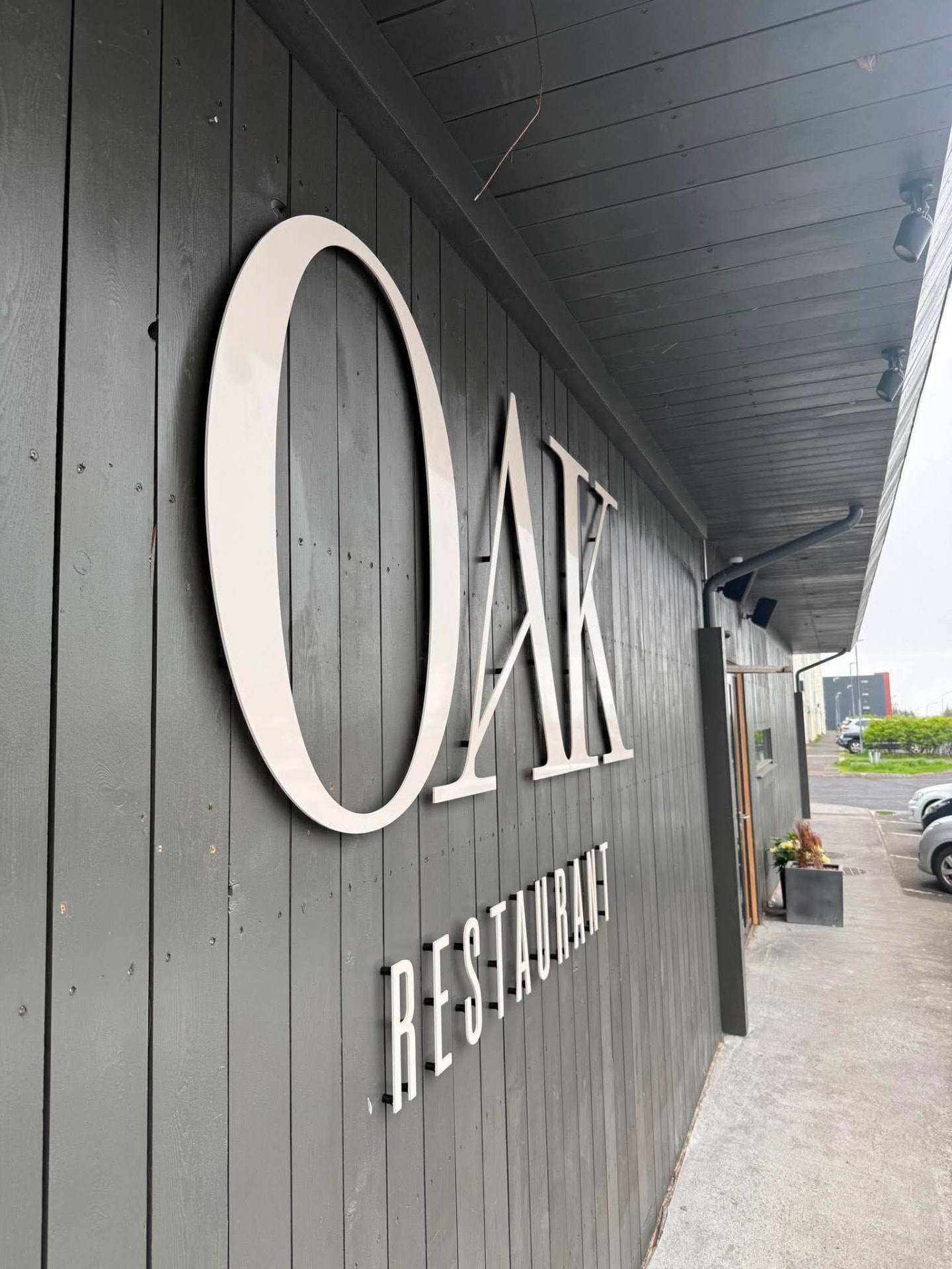 Útskorið skilti — OAK Restaurant